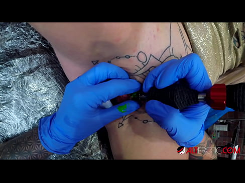 ❤️ Sully Savage-k izugarri tatuatu zuen klitorian tatuaje bat egin zuen ❤️❌ Porno %eu.xxxtun.ruan ❌❤